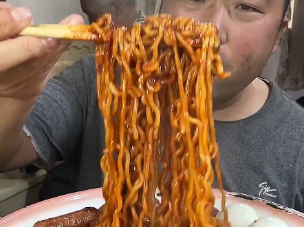 Waktunya makan, hari ini makan mi kalkun