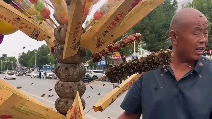 Lần đầu tiên thấy người bán kẹo hồ lô kiểu này, rốt cuộc anh ấy bán gì vậy?