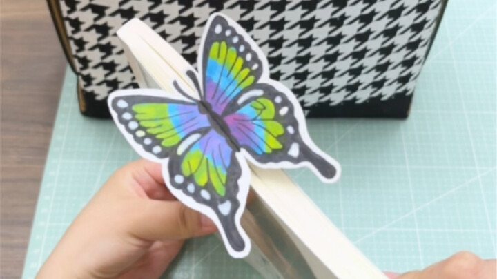 做法简单又漂亮的蝴蝶书签，感觉它好像在动