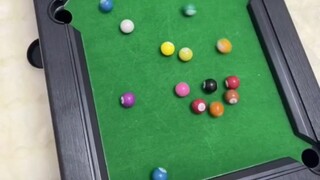 Bukan karena snooker tidak terjangkau, tetapi biliar mini lebih hemat biaya