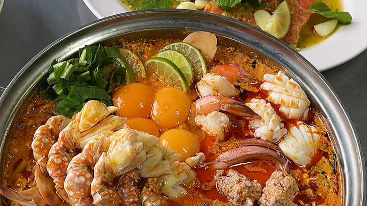 Thai Delicacy: This Divine Seafood Ramen Instant Noodles Instantly Looks Unaffordable!