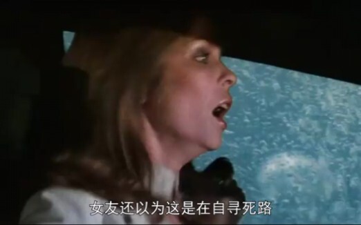 ผู้ชายขับรถพุ่งลงทะเลเพื่อหนีการตามล่า!