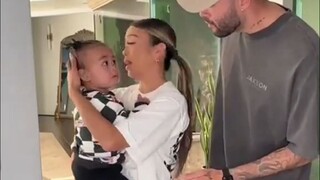假装撞到了小宝宝的头，看看他们的反应...不管痛不痛，先哭再说！