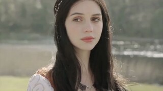 جميلةٌ بشكلٍ لا يُضاهى وموهوبةٌ بشكلٍ باهر، سعت بجُرأةٍ وانطلاقٍ وراء الحبِّ المثاليِّ في مخيِّلتها،