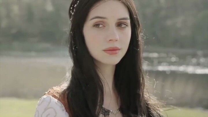 Cantik luar biasa sekaligus sangat berbakat, dia dengan bebas mengejar cinta sempurna dalam angan-an