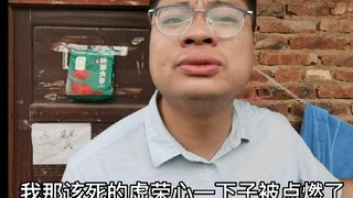 Jangan tanya kenapa aku bawa es krim buat mbak penjual nasi, karena tangannya gemetar—kalau hubungan