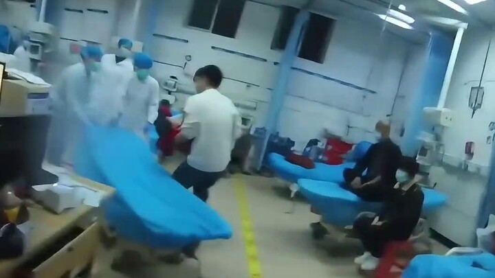 Khoảnh khắc cảm động khi cảnh sát giao thông dọn đường cứu người