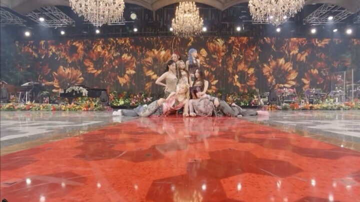 การออกแบบเวทีใหม่และรูปลักษณ์ใหม่สวยงามมาก เพลงใหม่ของ HANA อย่าง Burning Flower กำลังแสดงสด