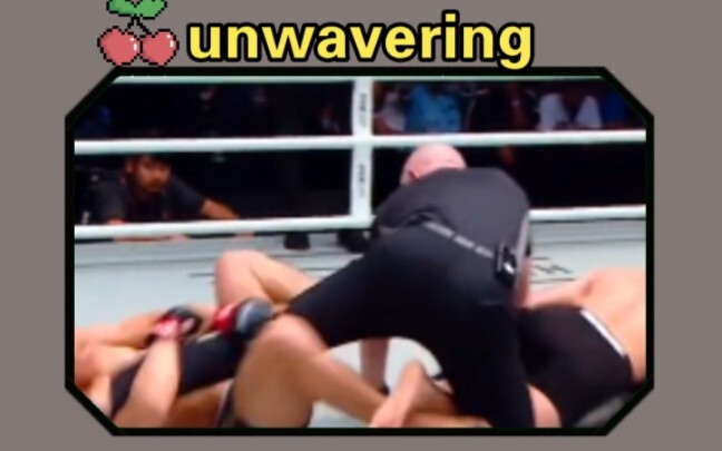 Trọng tài: Ai bảo với tôi là làm trọng tài thì phải ôm chặt chân người ta không buông chứ!