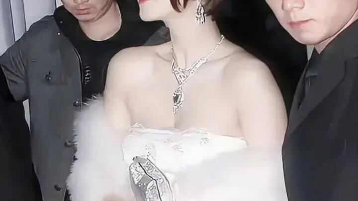 This must be the kind of beauty that all internet celebrities want but can't achieve!