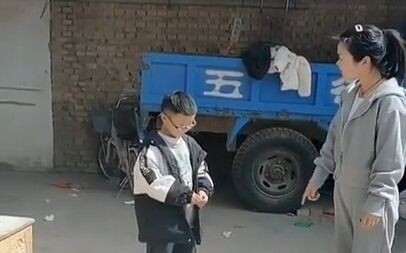 Thương Khâu, Hà Nam: Mẹ đang mắng con trai thì cụ tổ trăm tuổi xuất hiện, bầu không khí lập tức thay