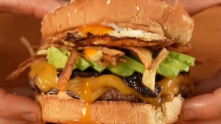 Bánh mì kẹp bữa sáng cho em trai tôi