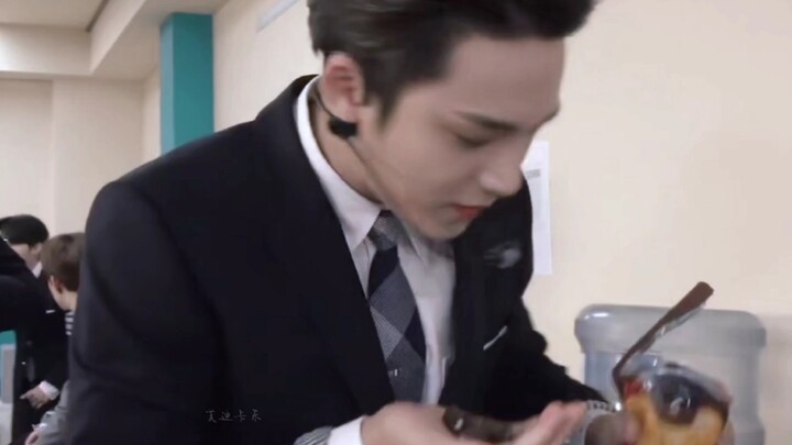【คิมมินกยู】น้องหมาช่างน่าสงสาร พวกพี่ๆ ต่างก็มีแม่คอยป้อนอาหาร แต่ลูกหมาน้อยอย่างเราได้แต่กินเองคนเด