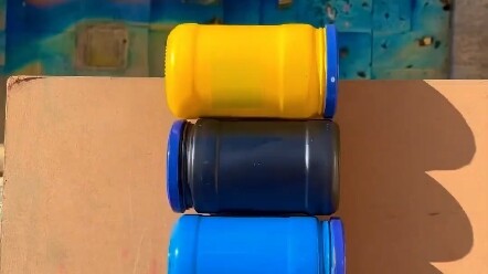 لحظة التفجير المحرِّرة لزجاجة تتدحرج فوق جبل من السكاكين!