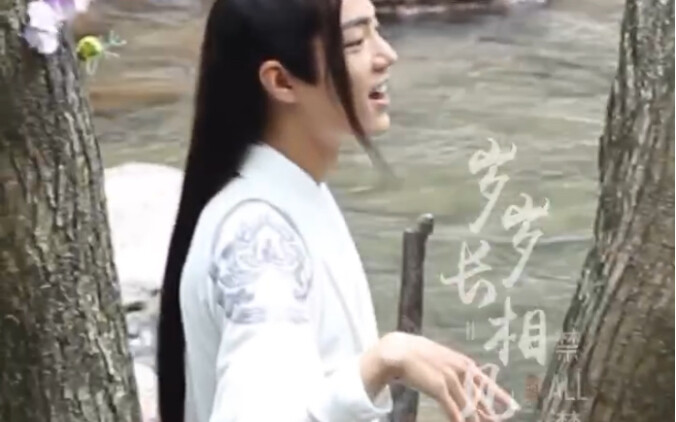 冷泉边的小兔子，灵动无比，兔爪还是白白嫩嫩哒，歪头摇手太仙啊啊啊啊啊啊……
