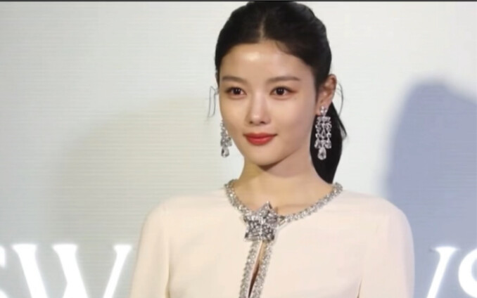 #我与 Devil# Actor Kim Yoo Jung attended and posed for the opening event of the modern crystal lifesty