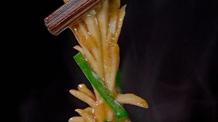 Kalau di rumah ada suami, kasih dia hidangan ginjal babi ini—enak banget, naik 8 lantai pun nggak bi