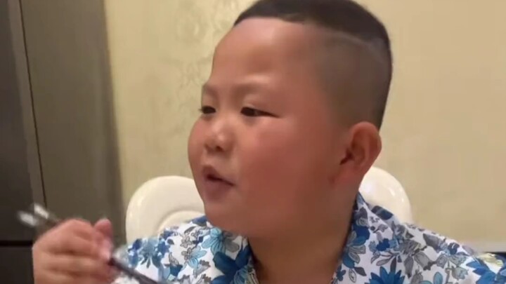 Chị gái đã no bụng rồi mà mẹ vẫn “ép” phải ăn sủi cảo, cậu em trai liền ra tay hành động để bảo vệ c