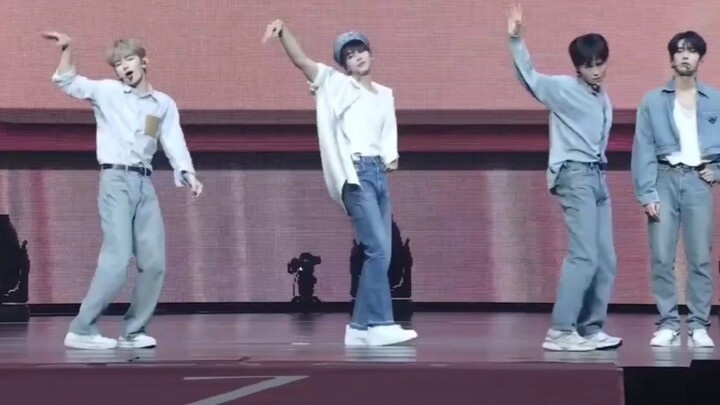 تشانغ هاو × تشنغ هان بين × جين كوي بين تحدي الرقص لأغنية «هات سمر» في الحفلة الموسيقية اليابانية