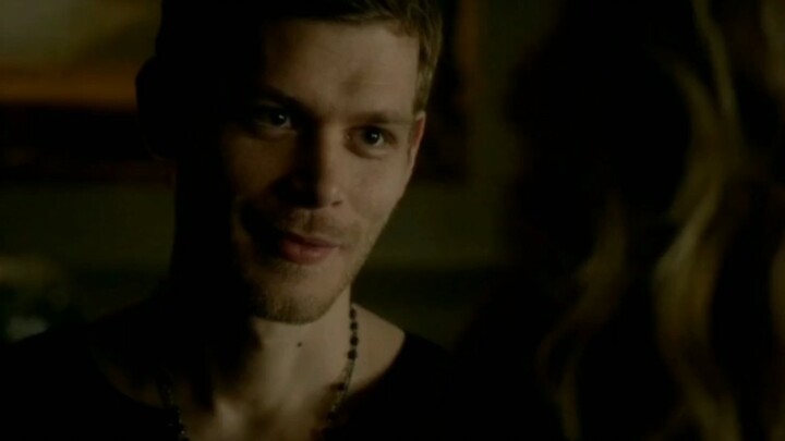 [The Vampire Diaries] Khi Klaus lắng nghe cẩn thận những lời phàn nàn của C, đôi mắt của anh ấy tràn