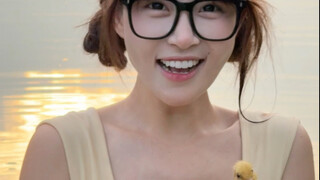 تحت الجسر أمام الباب، مجموعة من البط تعبر النهرَ؛ هيا بسرعة، هيا نعدّها! إنها أنا أحبكِ يا بطّة!