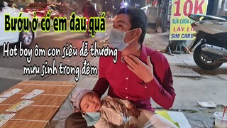 Hot Boy ôm con siêu dễ thương mưu sinh trong đêm, mừng "ứa lệ" nhận tiền đi khám bướu cổ