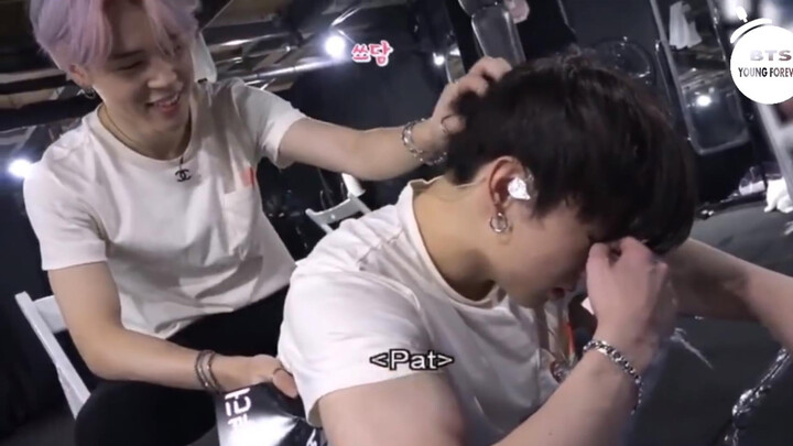 Jimin cheers up the upset Jung Kook