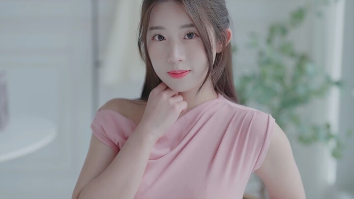 Seoyoon’s elegant pink off-shoulder dress outfit