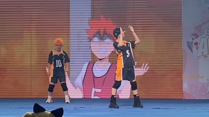 How could someone recreate the volleyball shadow scene on stage? ! !