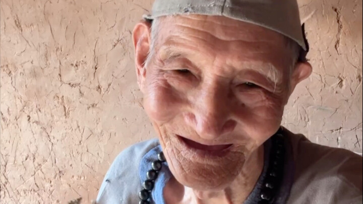 95-year-old Grandpa Ji Gong dances for the kids