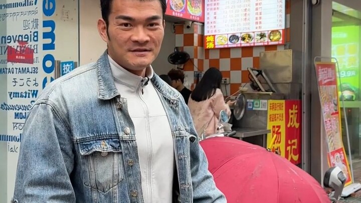 Quán cháo quẩy nhỏ ở thị trấn Sán Đầu này lúc nào cũng đông nghịt khách xếp hàng, nhất định phải thử