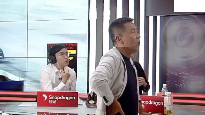 Lecrere bị đâm vào tường ở vòng chạy làm nóng và phải bỏ cuộc, trong lúc đó tại trường quay có một a