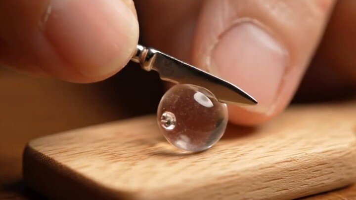 Mini Budweiser cans immerse you in the microscopic world