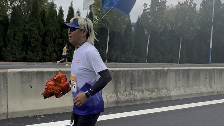 Con thỏ đóng cửa cô đơn của giải marathon Chiêu Viễn