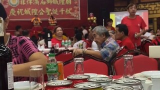 兩個人在一起，會鬧別扭，會吵架，會爭執，這都實屬正常；畢竟，成長環境不同，生活經歷不同，思想見解不同，磕磕碰碰那都是在所難免的。既然選擇了在一起，那就要懂得相互包容，沒有誰必须去遷就誰，也沒有誰