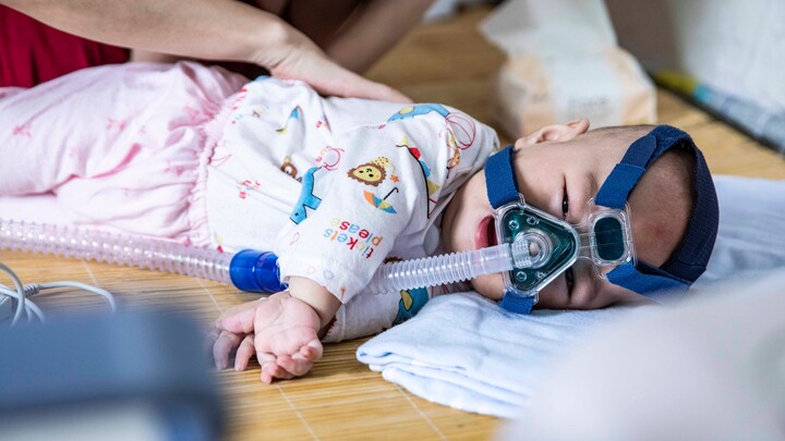 Một người phụ nữ ở Quảng Đông đã bị chồng tát sau khi cô tháo mặt nạ dưỡng khí cho con trai. Cô khóc