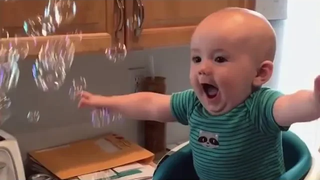 ทารกน่ารักและฟองสบู่ วิดีโอจะทำให้เราหัวเราะ - การหัวเราะเป็นยาที่ดีที่สุด