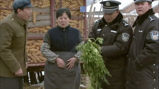 The police went to the cafeteria to get food, but the aunt's hands were shaking so badly that a majo