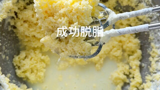 吃不完的奶油不要扔，做成黄油！顺便做个黄油曲奇饼干和蒜香黄油面包，溜娃零食这不就有了吗～