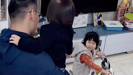 พี่น้องสองสาวต่างก็อยากเล่นรถของเล่น ใครจะเล่นก่อน แล้วเล่นนานแค่ไหน ก็ให้ทั้งสองคนช่วยกันปรึกษากันเ