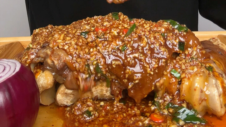 Today I’m treating myself to boss-level beef trotters—so delicious!