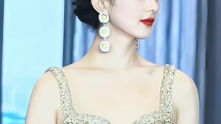 يا إلهي، تسريحة الشعر هذه جميلة لدرجة أنني عدت بالذاكرة مباشرة إلى ما قبل 11 عامًا!