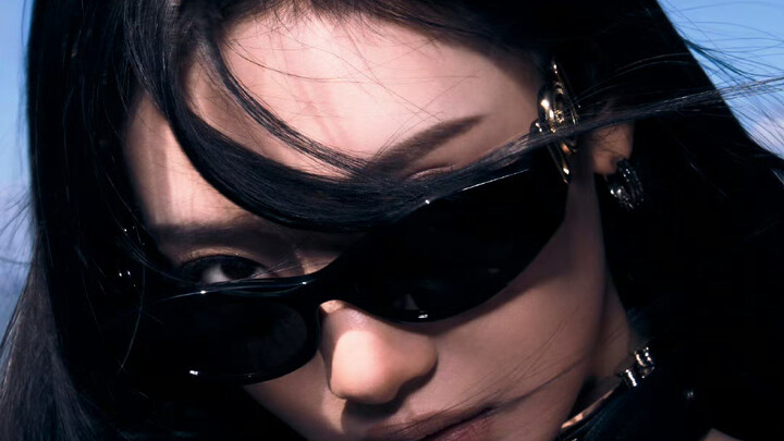 Her expressiveness is on par with a supermodel! Even wearing sunglasses, her gaze still packs a seri