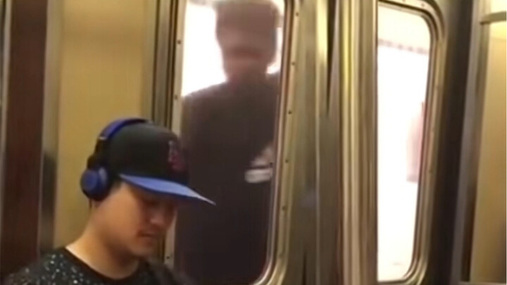 “Trên tàu điện ngầm có một Người Nhện, tôi không đùa đâu”