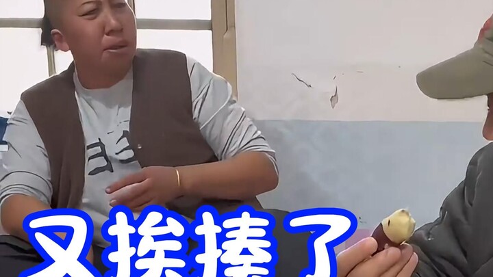 Old Kuai got beaten again for his sharp tongue, and Sister Yu even kicked the sweet potato right off
