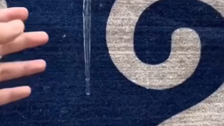 الابنة تلعب مع والدها باستخدام أعواد الثلج الباردة