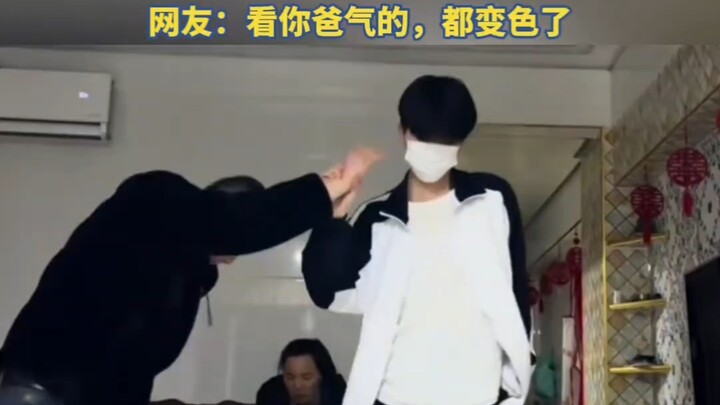 川渝男生就是这omega♂一个人怎么能闯这么大的祸呢！爸爸刚扫完垃圾就被儿子一脚踢翻