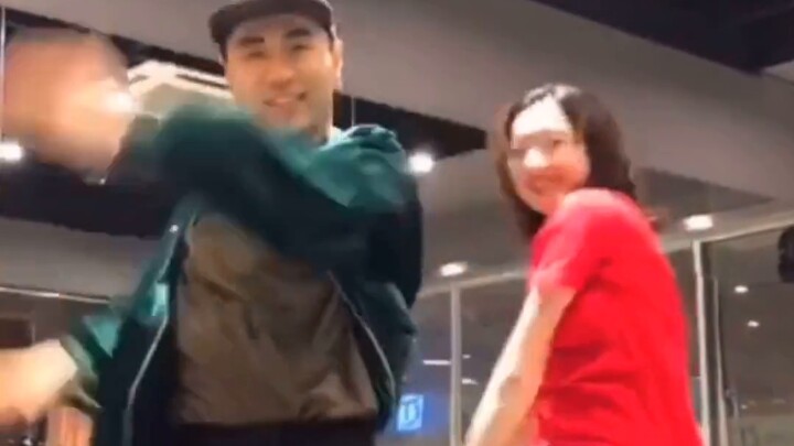 [Bai Xiaobai] รีวิวท่าเต้นสั้นของ Bai Xiaobai ในเพลง "Sunny and Handsome"