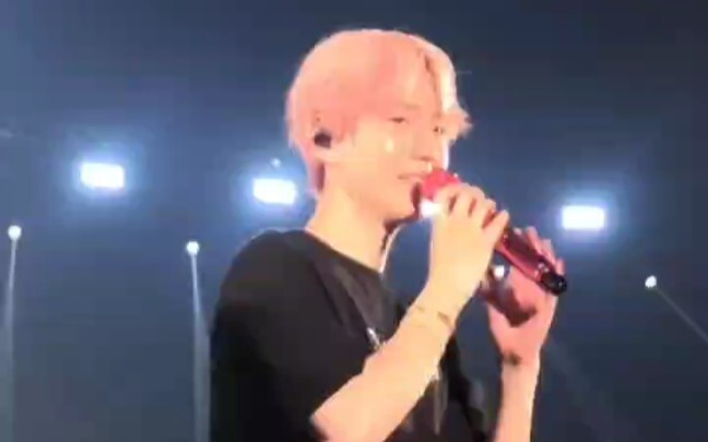 [بين بوكهيون] ارتجف من فزعه عندما ألقيت عليه “بيتزا” فجأة!