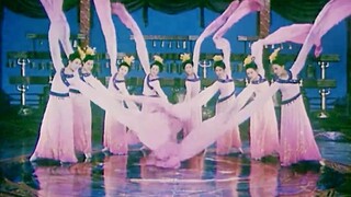 This is the stunning dance with Chinese characteristics, as light as a swallow, with every step bloo